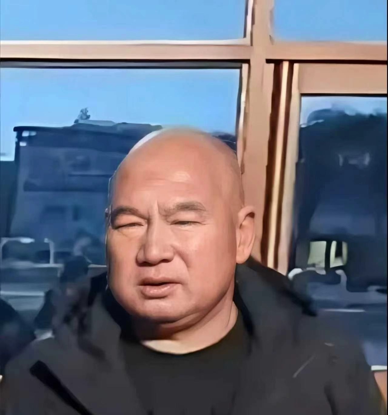 内蒙古的周永刚，18岁结婚没多久，就因为第一个发现女尸被当成凶手，判了死缓。他在监狱里关了21年，直到2023年才被判无罪，去年拿到了580万国家赔偿，创了纪录。

说实话，看到580万这个数字，有些人可能会觉得值，毕竟普通人一辈子也赚不到这么多钱。但换个角度想，他18岁进去，出来都39岁了，最好的