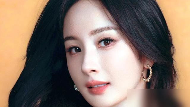 杨幂蹲在西单档口跟老板对砍价，张口就是“我拿货的，给我最低价”。唐嫣站旁边憋笑，老板真信了。
那是十几年前的糊咖时期，没保镖没滤镜，俩姑娘挤批发市场，为省几十块钱演双簧。杨幂砍完还冲镜头挑眉：这叫演技，懂吗。
现在呢。中国视协副会长，百花奖64年首个双提名，一人分饰两角从少女演到老年。杀青那天顶
