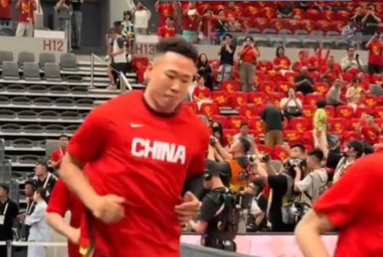 亚运会中国队首秀
2026名古屋亚运会，中国男篮迎来代表团首秀，99‑61大胜哈萨克斯坦，净胜38分拿下开门红。
 首节就打出31‑12的进攻波，早早拉开分差。全队12人全部轮换得分，进攻多点开花。庞峥麟19分全队最高，李弘权16分、余嘉豪15分、崔永熙12分，年轻队员集体发挥亮眼。