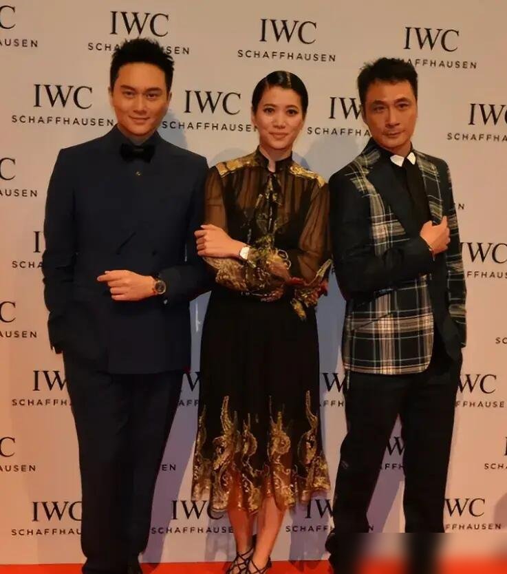 袁咏仪说吴镇宇老婆是“拯救了全宇宙”，这话一点不夸张。
吴镇宇年轻时什么样？浑身带刺，一点就着，圈里人都怵他。袁咏仪在papi酱节目里直说，王丽萍性子软，能把他接住。
前阵子春茗，吴镇宇带老婆儿子露面，穿得花里胡哨，现场掏一万现金抽奖，还开嗓唱歌。跟年轻时那个“狠人”判若两人。
你看，一个暴脾