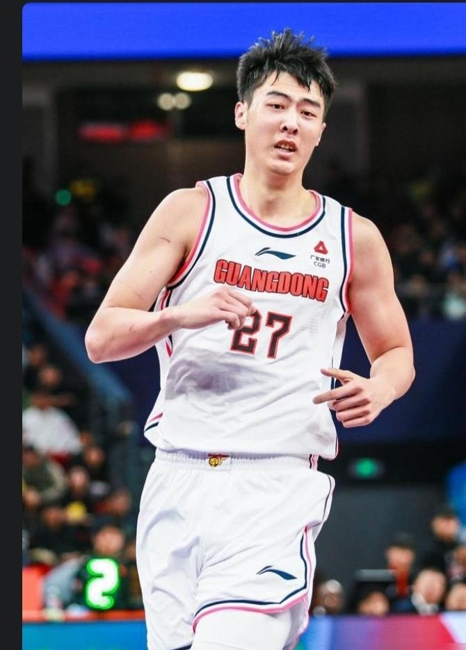 张明池23岁主动跟广东宏远解约，扔掉两年B类合同，去打了一年野球。回来的时候，据报道体重比走的时候多了20多斤。
2026年10月13日，NBL官网更新了球员注册信息。贵州猛龙，一年C类合同，张明池的名字挂在上面。
这不是一个浪子回头的故事。这是一个23岁的年轻人，用最笨的办法，把自己从CBA的板凳