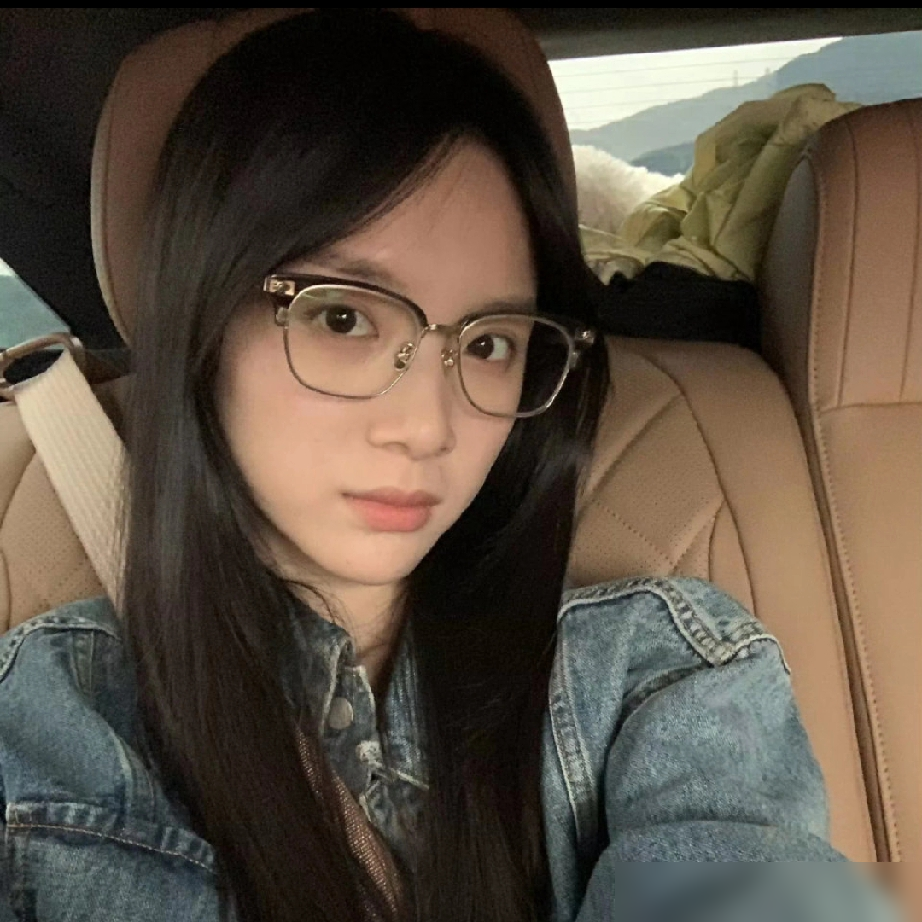 李思潼拿完金鹿影后，可能再也接不到第二个好本子了。
《给阿嬷的情书》里的谢南枝，泰籍华裔侨二代，清冷、倔、眼里含着海。导演蓝鸿春在短视频平台刷到她时，她还是广财大金融工程大二学生，零表演经验。
可就是这张素人脸，读信那场戏，倪萍说脸上没剧烈痛哭，眼泪却不停往下淌，行业内直接把这种非职业本能叫降维