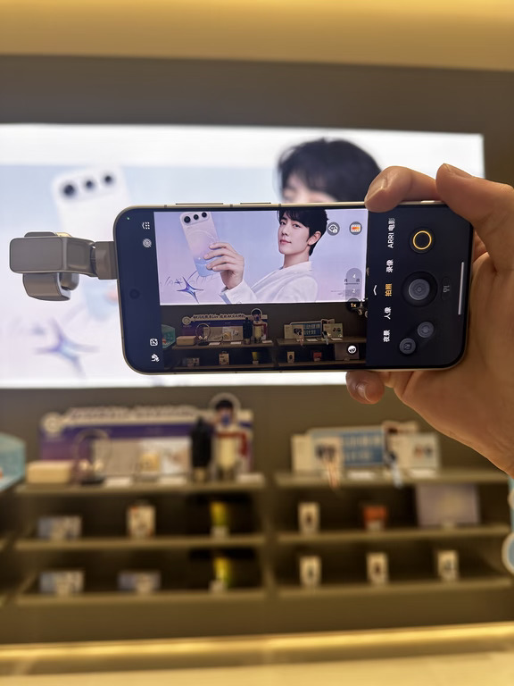 1. 会动的手机，#荣耀RobotPhone #荣耀机器人手机