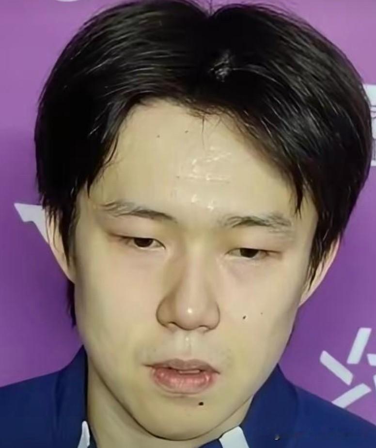 王楚钦到底怎么了，接下来的亚锦赛还是不打，看到有人说是不敢打，怕输球太难看了，又有人说因为伤病在身，反而我觉得是教练组还不打算把他的“秘密武器”摊在对手面前，因为有些战术一旦暴露就不是秘密了，为的是洛杉矶奥运会，在着得给年轻人一些机会，让他们锻炼锻炼。