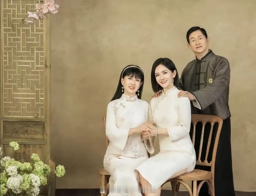 谢娜带爸妈拍全家福，妈妈长得像赵雅芝，爸爸和谢娜长得太像了 ​