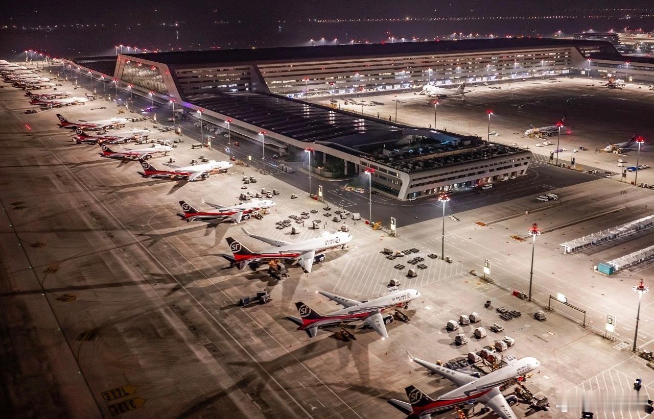#花湖国际自由贸易航空港##中国(鄂州)跨境电子商务综合试验区##鄂州花湖国际机场[超话]##鄂州市临空经济区[超话]# 8月6日，一批被誉为水中“劳斯莱斯”的冰鲜蓝鳍金枪鱼，从克罗地亚飞抵鄂州花湖国际机场，标志着该机场口岸高端生鲜进口品类再获突破。数据显示，花湖国际机场运营已4周年，这座亚洲首个 ​