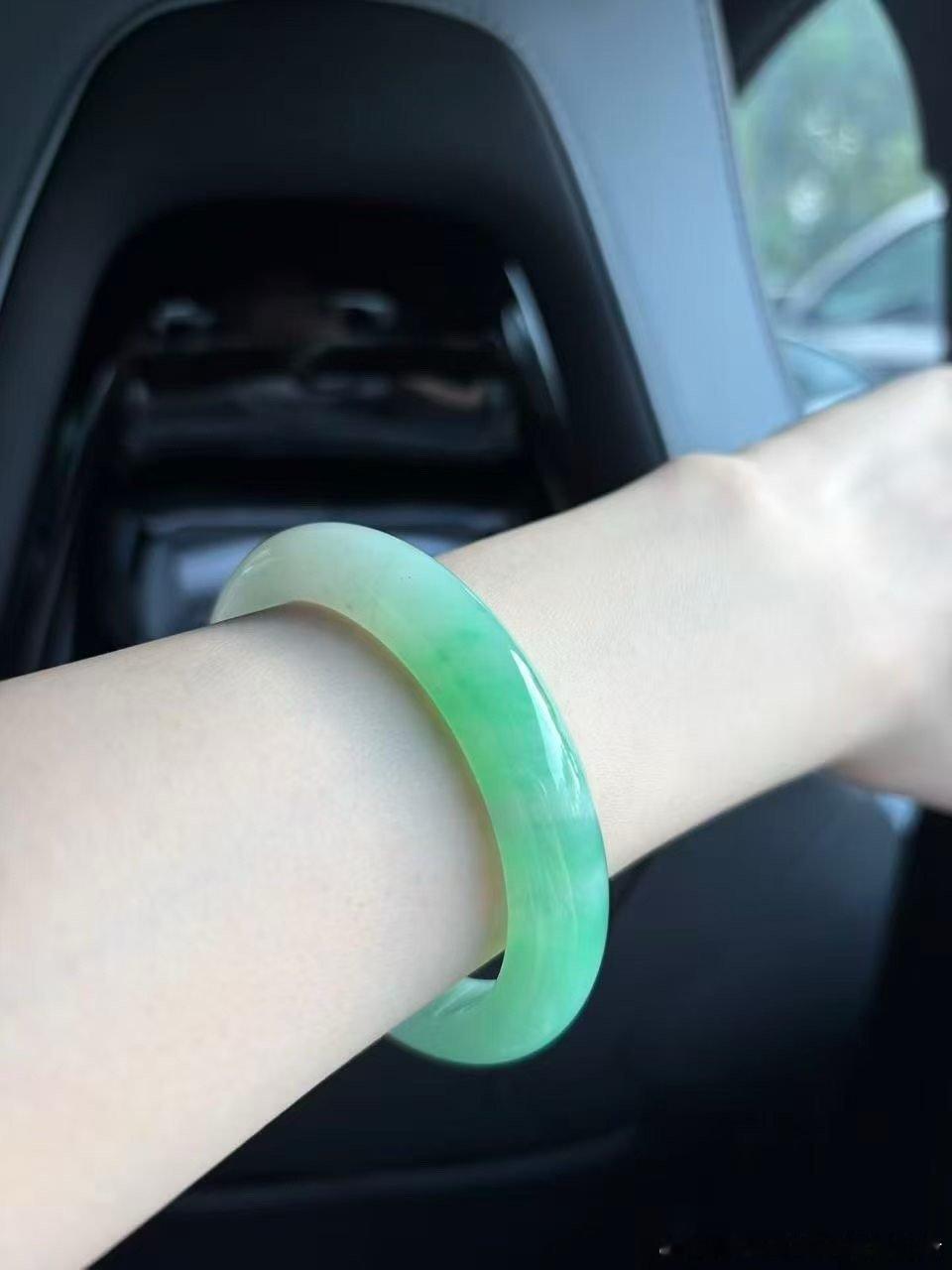 为什么很多人觉得以前上中学不卷，现在很卷呢？少数朋友说的对，可能是你们所在区域的学校，学习都抓的不紧。所以，当年高考同试卷考进同一所大学的，分数差距特别大。比如，咱们地大，高分跟低分差距有150～200分，一点不夸张。现在，就是把以前抓的松的地区上课时间卷的紧了一些吧。看了下一些所谓很卷的上课时间表，其实还没我当年读书抓的紧……