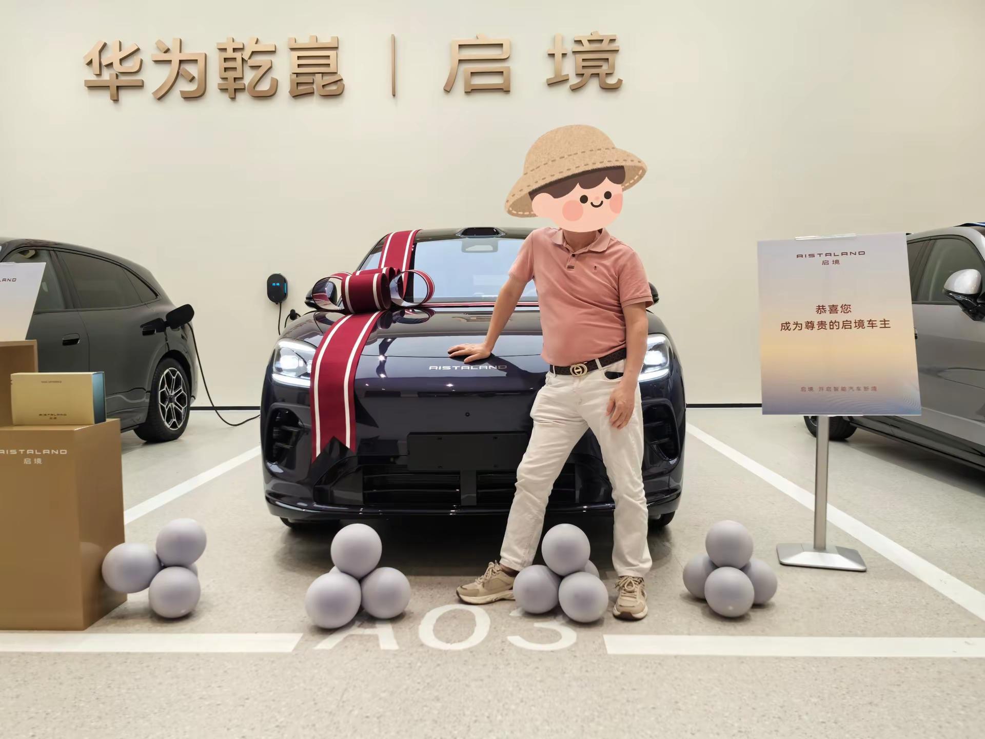 我的启境GX7提车打卡✅。大蝴蝶结仪式感直接拉满！外观线条流畅，车灯造型精致，颜值很能打。静态体验感受不错，期待后续上路的驾驶感受。喜提爱车，愿前路皆坦途，万事顺意。我和我的启境GX7 @启境汽车