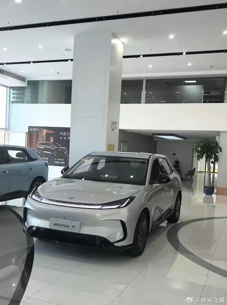 在竞争激烈的纯电小车市场，想要脱颖而出，光靠价格战已无法赢得用户口碑，唯有全方位的硬核产品力才是王道。极狐贝塔T1以“家庭精品纯电新标杆”之姿，在颜值、空间、智能、舒适、续航、安全六大维度全面进阶。6.28万起的起售价，配合“增配不加价”的诚意，让这款车成为了当下市场的一颗“重磅炸弹” ​