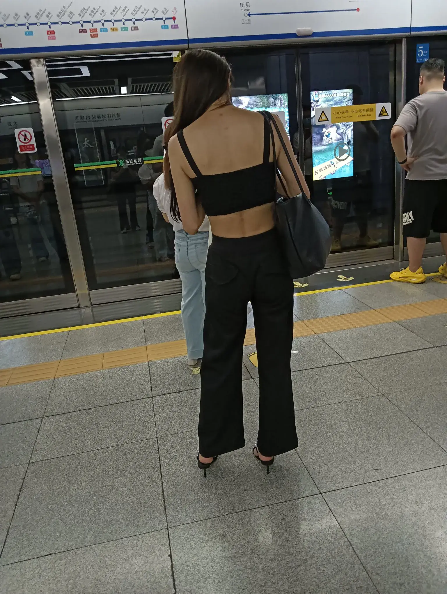 地铁偶遇穿搭辣妹，时尚感拉满💥   谁懂啊！在地铁里撞见超会穿的辣妹...