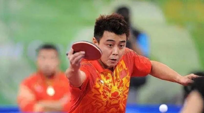 2026年10月6日下午，北京首钢园赛场通道，上百人堵着国乒男队主教练王皓喊“林诗栋上一单”，夹着脏话。王皓转过身，掏出手机对着人群拍了一圈，然后打了报警电话。
旁边教练徐辉和工作人员拉他，没拉住。他回了一句“再骂一个？”据新浪财经和直播吧当天报道，这个画面被现场多人拍到。警察到场后，他才离开。
往