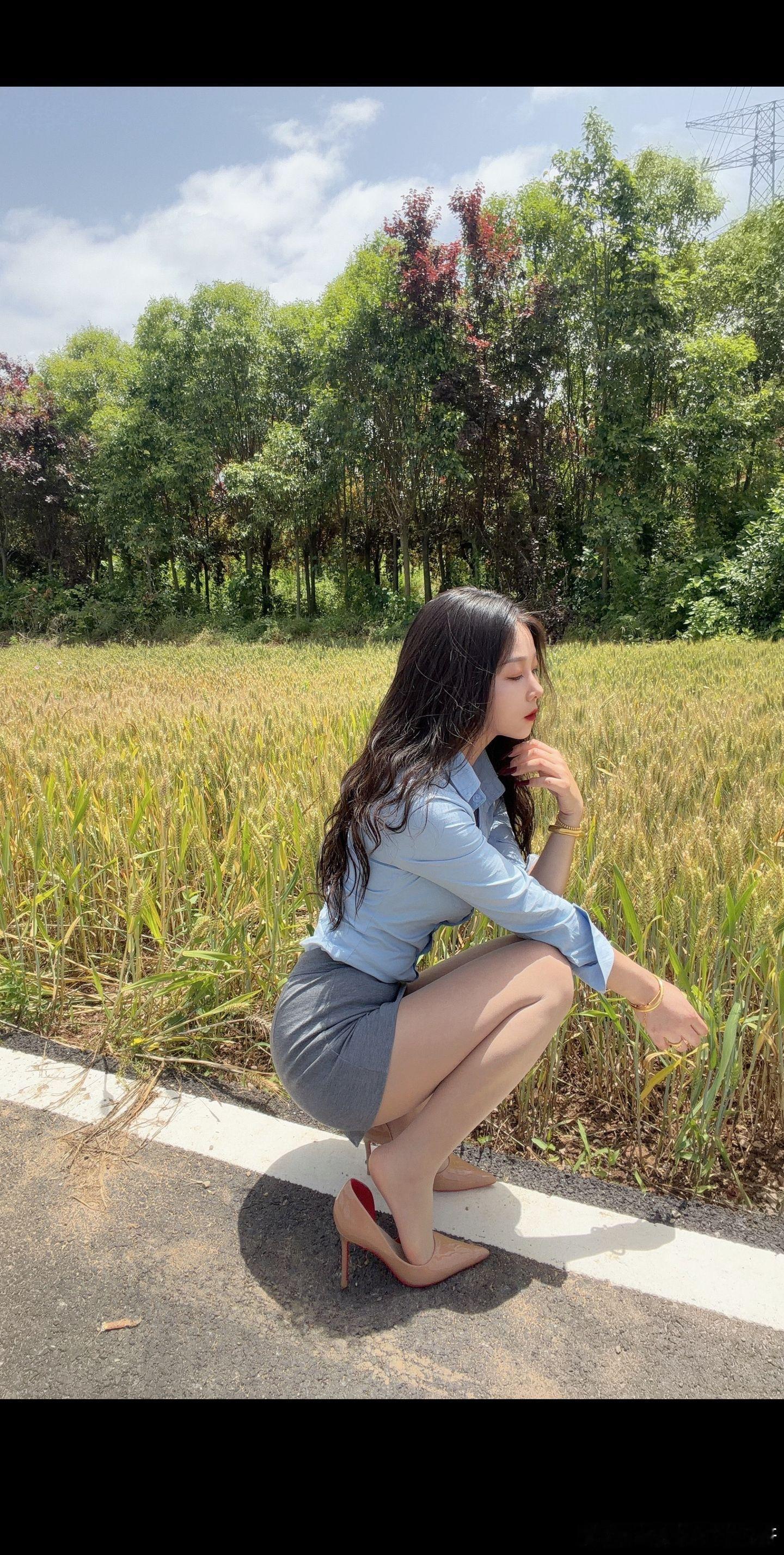 阳光下的丝袜少女~ ​​​