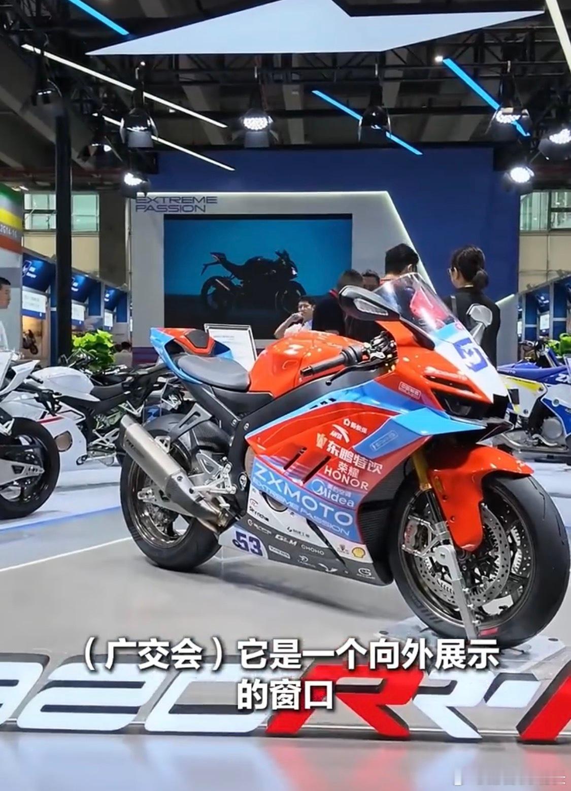 #张雪机车的展位挤满老外#
国产优质产品备受海外客商追捧，不少外国采购商现场主动咨询、高度认可，甚至直接抛出大批量采购意向。
如今的广交会，早已不只是简单的商品展销平台，更是中国制造走向全球的核心窗口。从设计、工艺、品质到性价比，国产智造正在彻底刷新海外市场的固有认知。曾经海外客商只 ​