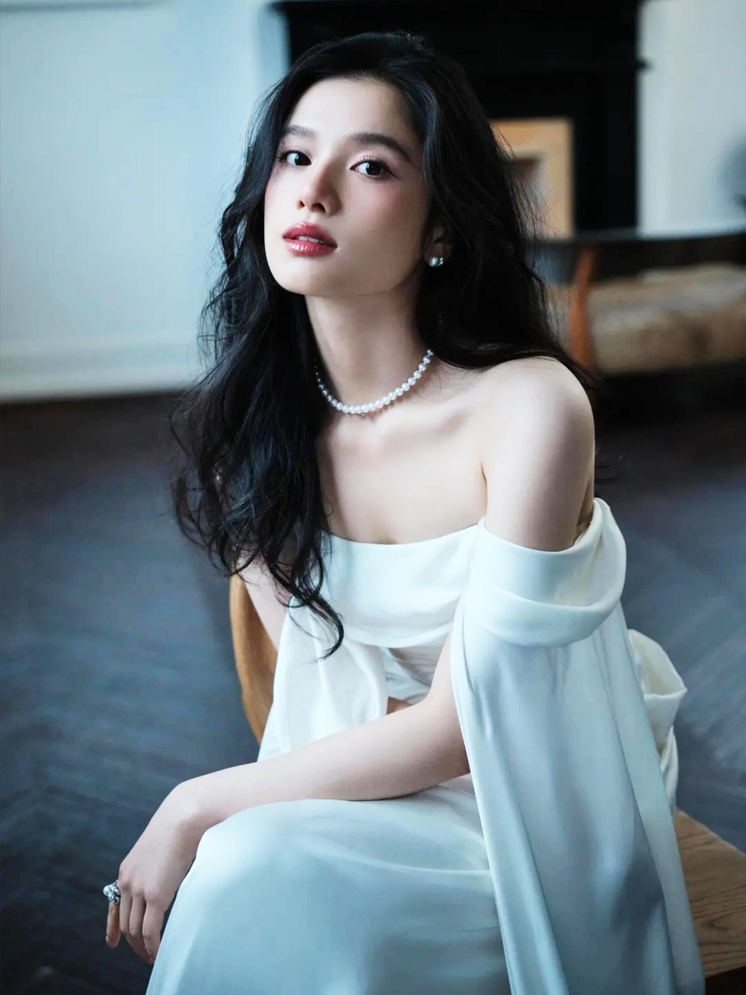张婧仪，1999年生于湖南邵阳，毕业于北京电影学院。她气质独特，被誉为“地母系”长相，自带电影故事感。签约陈坤周迅旗下后，她凭《风犬少年的天空》崭露头角，后续主演电影累计票房超34亿，并斩获凤凰奖影后。作为95后实力小花，她正处于从气质型演员向实力派过渡的关键期，未来可期。 ￼ ￼