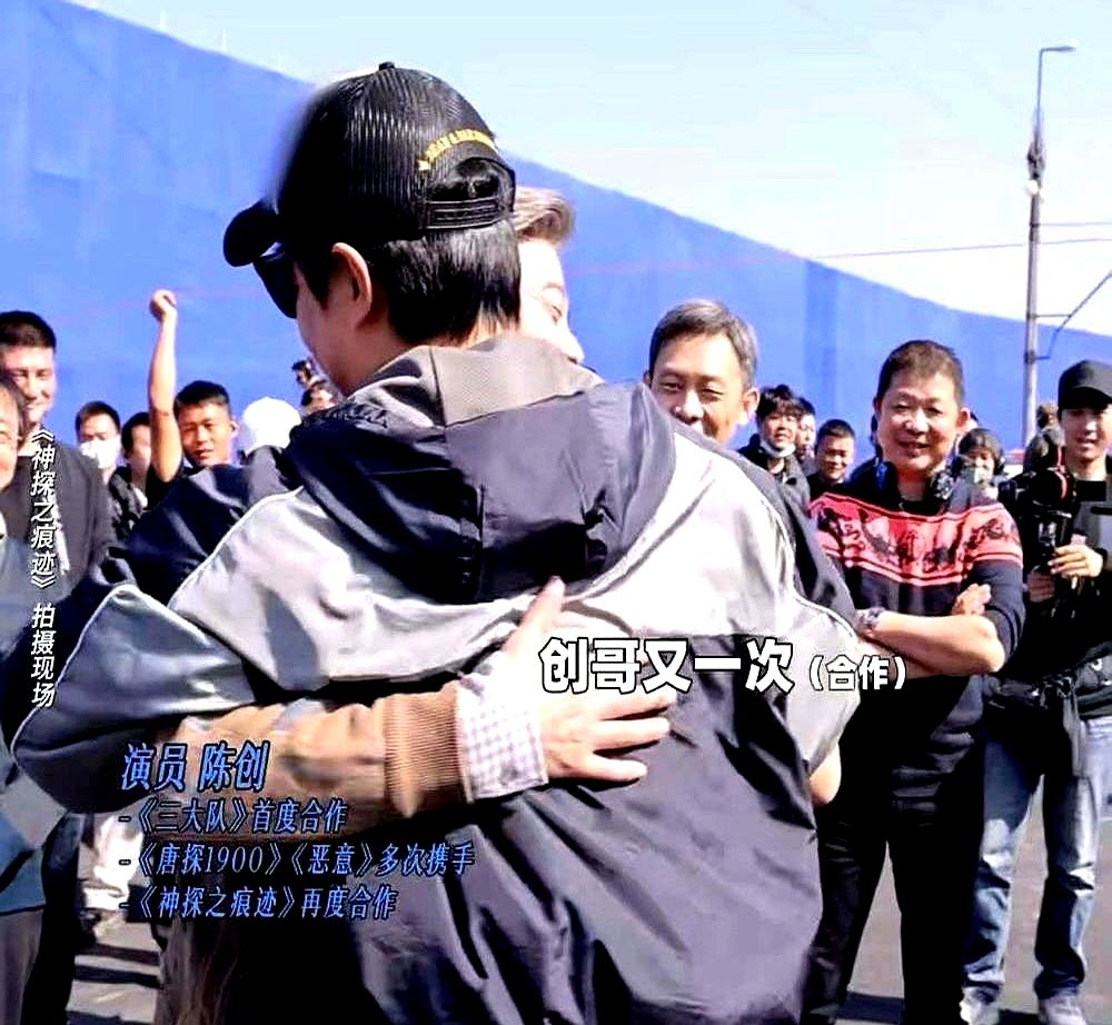 张译对着镜头直言陈思诚拍戏太残忍，陈道明却偏偏看中他事儿少。

片场上陈思诚死死盯着监视器，立下铁律：最多不超过五条。他认准演员第一遍给出的生理反应最贵，多拍几遍人就成了走位的机器。

拍《解密》时资方施压想换人，他硬生生把新人蒋龙按在角色上，谁劝都没用。私下里他把刘昊然叫到跟前交底，以后绝不能冲着