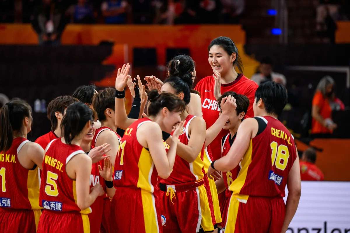 #中国女篮下周出征亚运会#

发文：中国女篮结束2026年国际篮联女篮世界杯征程抵。对于处在新老交替周期的中国女篮而言，本次世界杯是一次极具价值的淬炼。

下周一，姑娘们将整装出发，奔赴日本，开启亚运会征程。祝愿她们在亚洲赛场继续展现中国篮球的青春力量与拼搏风采。

 ​