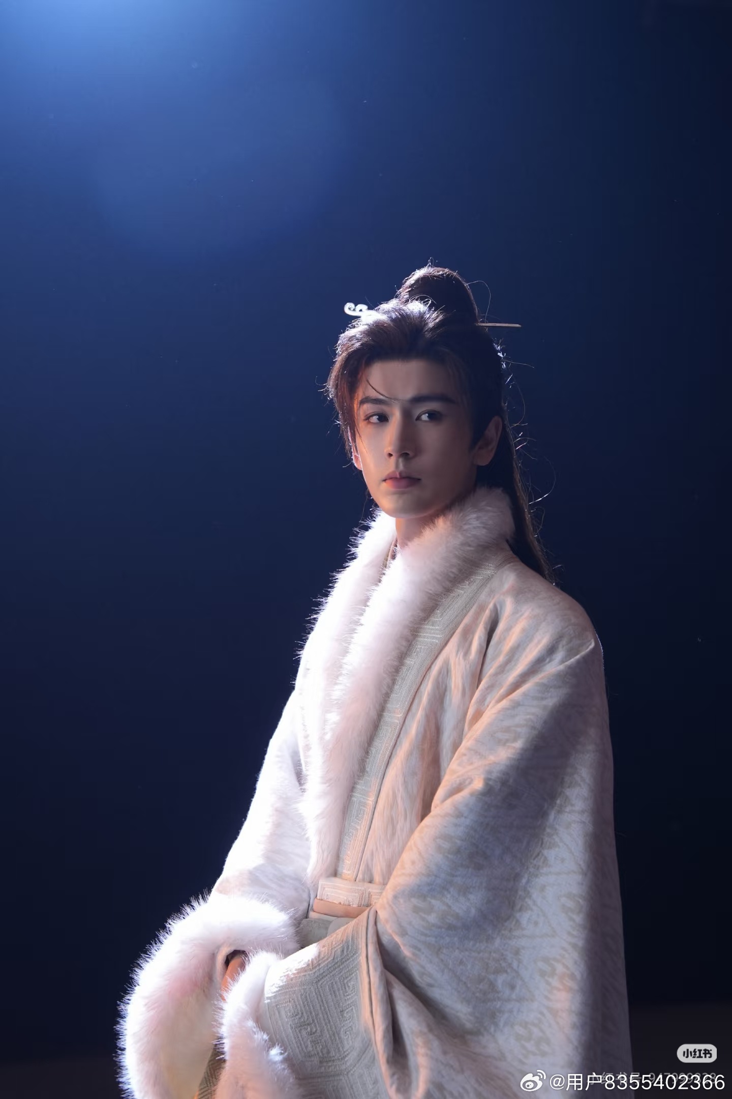 #张凌赫[超话]#zlh#在张凌赫的不同角色里反复心动##微博星宝# zlh#卢昱晓张凌赫路透# zlh#在张凌赫的不同角色里反复心动# zlh#张凌赫刺棠围读转笔##张凌赫#我喜欢你时，最美好的希莫就是，坐在花市阴凉角落，全世界都从我身边路过，我给他们一支郁金香，一簇兔尾巴草，一捧向日葵，可我只有一朵玫瑰， ​