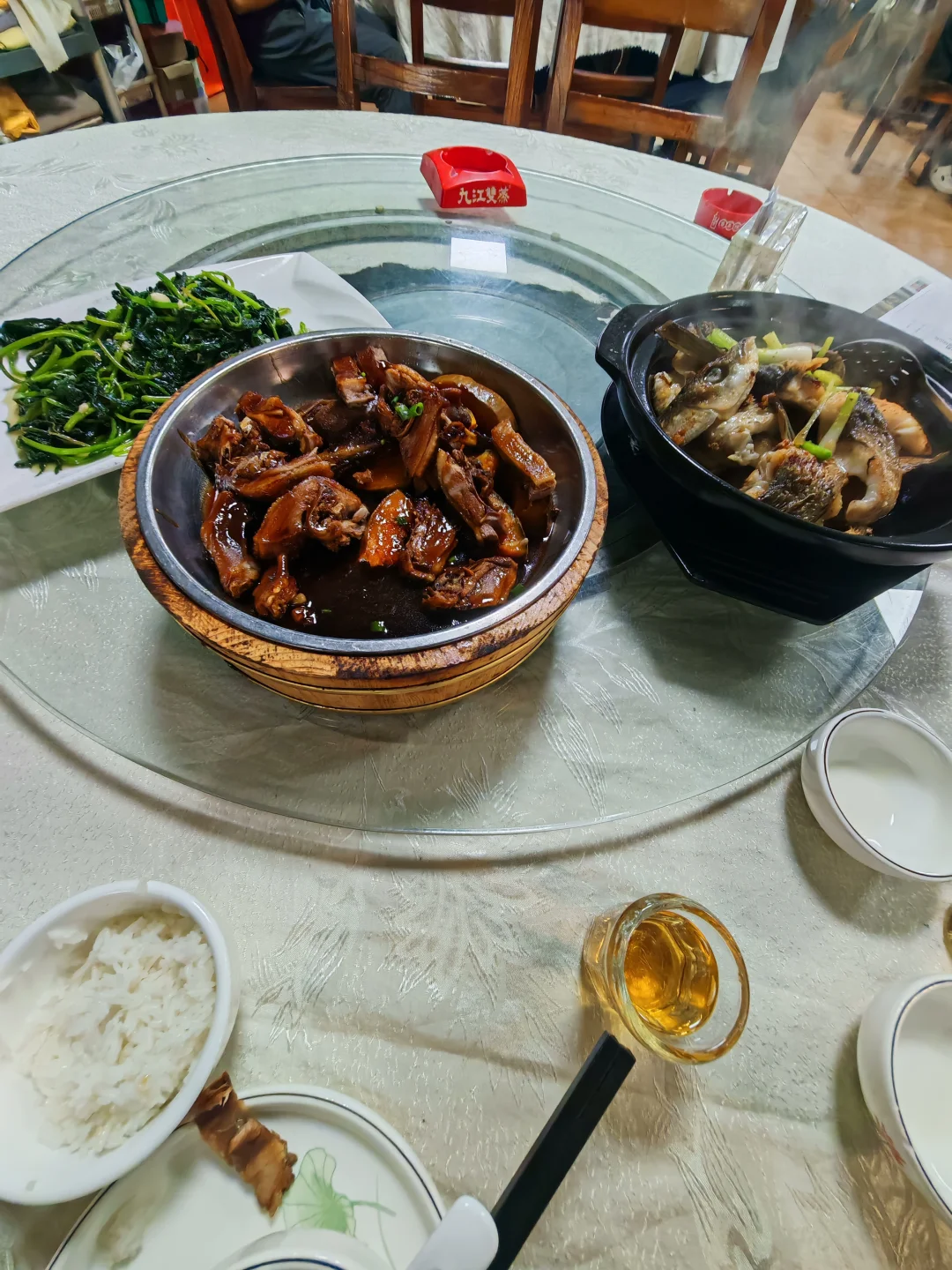 周末不必奔赴远方，开上理想穿梭城市街巷，找好吃的，逛喜欢的地方。底盘稳、座椅舒服