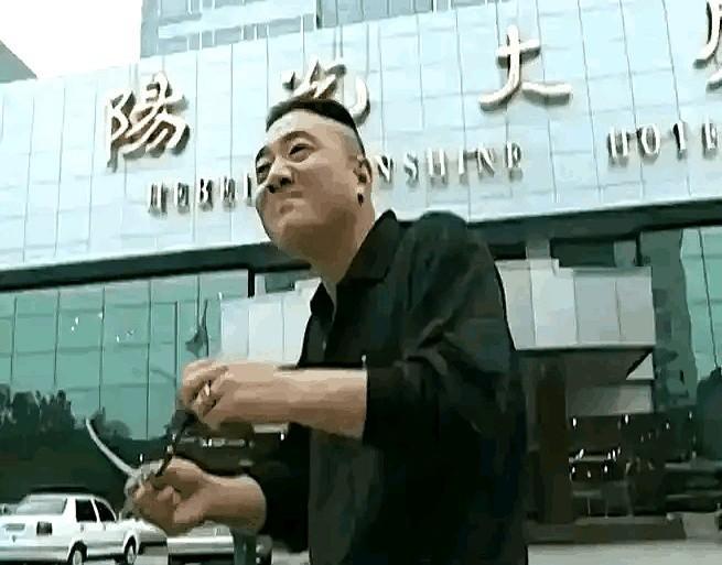 重温《征服》，不得不说周国权的人情世故玩得那叫一个溜。  他在石家庄黑...