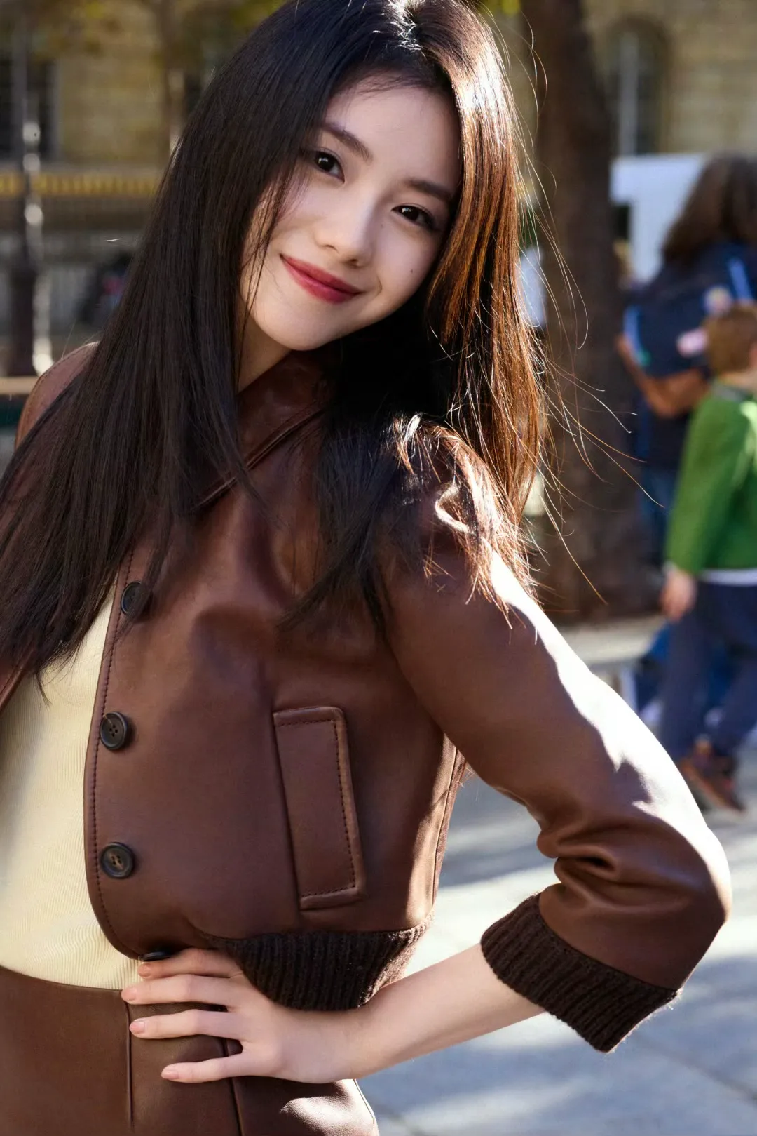 刘浩存小皮裙造型写真 刘浩存身穿棕色小皮裙套装搭配高筒皮靴，手拿小香包...