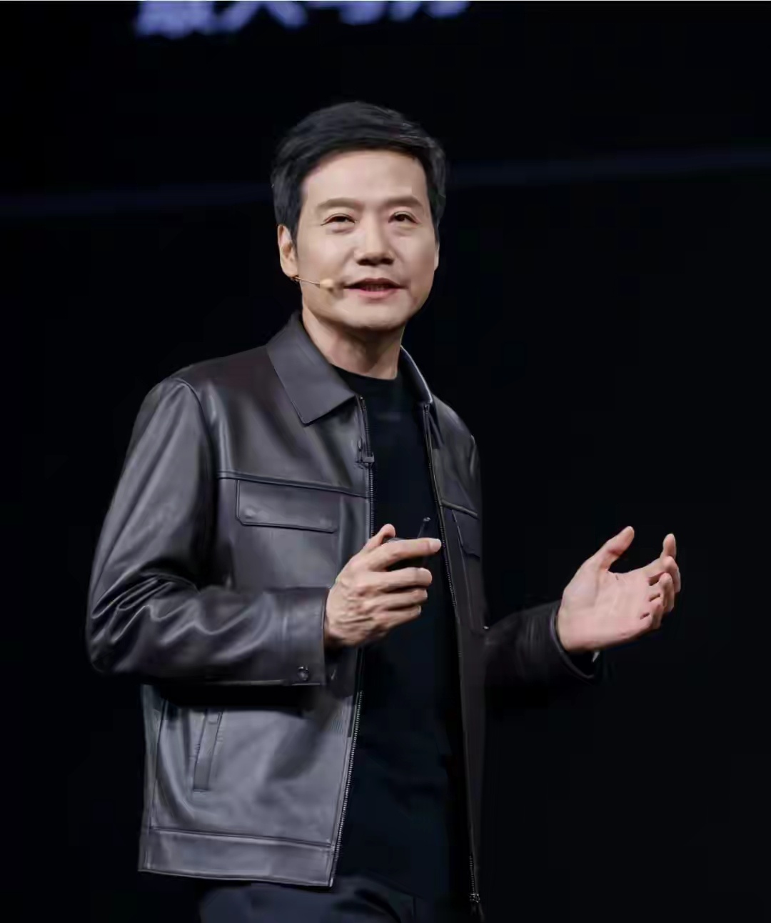 不可否定的是，凡是有高智慧、高能量的人，他的面相、语速、形态都有相同之处。

雷军的人生时间线：
18岁考入武大，两年修完四年课程；

23岁加入金山，开发 WPS；

29岁任金山 CEO，创办卓越网；

35岁卖掉卓越网，做天使投资；

38岁金山上市，卸任 CEO；

41岁创办小米；

50岁小米成为最年轻世界5 ​
