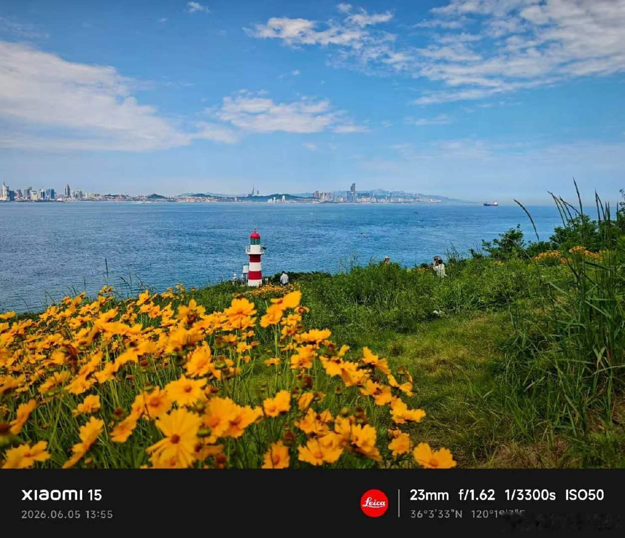 赴一场海岸之约。
花海、灯塔与碧海连成一片。
镜头留住海边瞬间，便是黄金周的黄金时刻。
#黄金周拍黄金时刻##小米影像##小米徕卡影像大赛##小米社区影像##微博影像年# ​