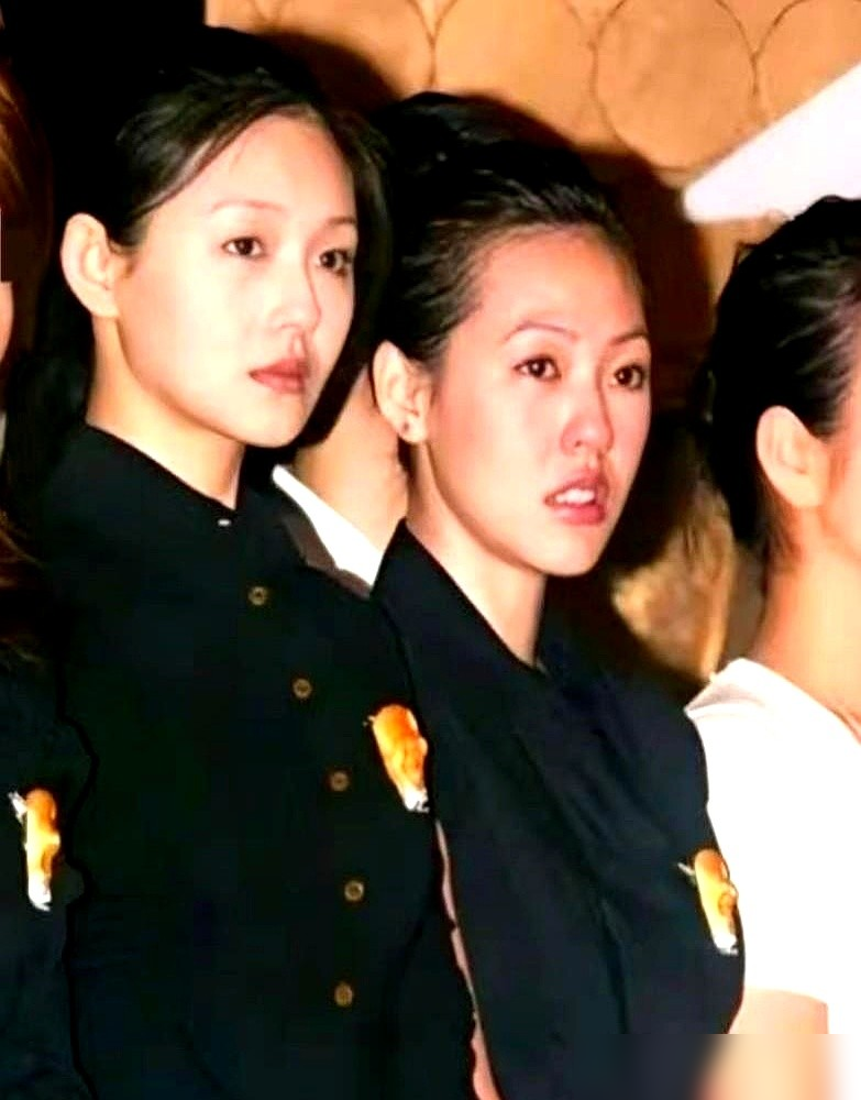 大S为了白，10天干掉4支防晒乳，还长期口服传明酸。
她天生黑肉底，硬把自己搓成美容大王，出门大帽子、黑超、长袖长裙，再加一把防UV伞，裹得只露眼睛。
涂防晒像刷墙，必须防水防汗，厚涂完还得用手指拍到吸收，再压一层防晒粉饼，拍戏流汗也不怕，就靠这套硬扛。
日常灌维C、珍珠粉，内调外防几十年没松