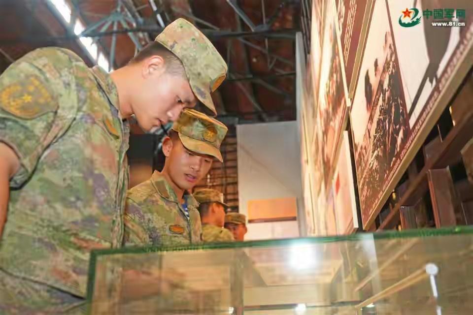烈火雄风[超话] 参观历史展馆。致敬人民子弟兵武器装备 ​​​
