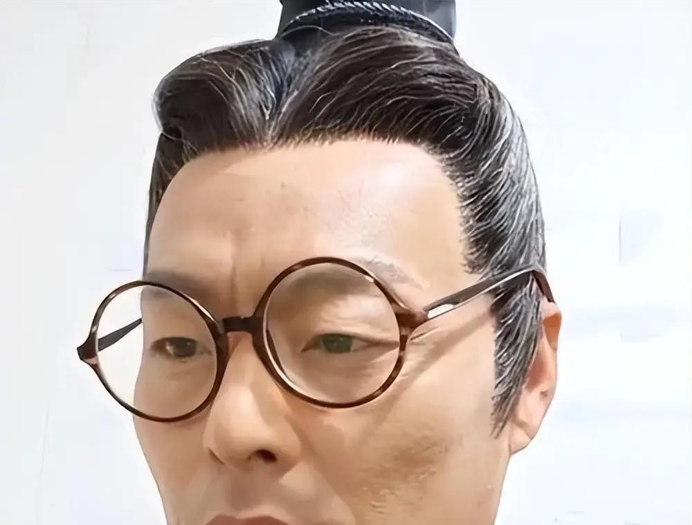 2026年9月，西安一间普通的出租屋里，55岁的男演员王新昉静悄悄地咽下了最后一口气

没有谋杀悬疑，也没有寻短见的悲情，警方查完现场，家属连尸检都没做就签了字——就是一个为生活四处奔波的中年男人，在异乡的夜里，身体那根紧绷的弦彻底断了

时间倒回9月5日晚上8点多，剧组的连环夺命call他再也没接