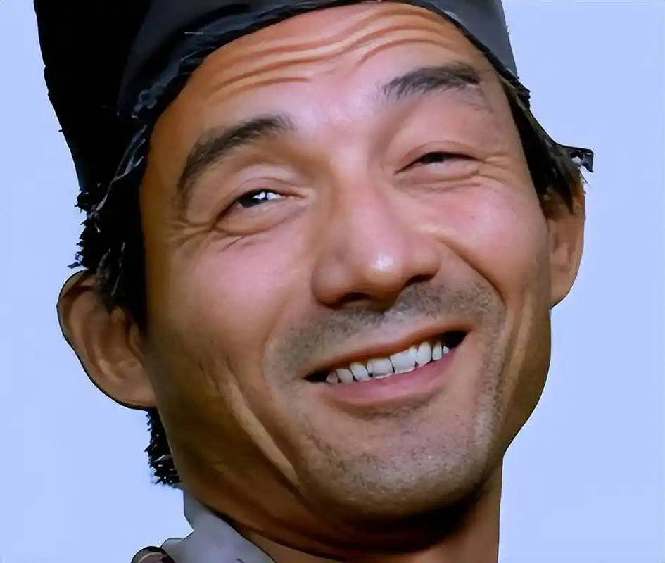 清早刷到游本昌老师辞世的消息，第一反应便是耳畔自动响起那首“鞋儿破帽儿破”的旋律。
他塑造的济公，早已是刻进几代人骨血里的经典角色，破蒲扇轻挥，嬉笑间便道尽人间百态，这么多年始终无人能及。
算来他从艺七十余载，八十多岁仍郑重递交入党申请，九十二岁终于圆梦成为预备党员，一辈子都朝着自己认定的高标准前行