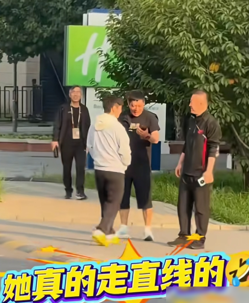 莎莎走路有多直线，连邱贻可跟马琳正聊着天都被她直接从中间穿过去了。
10月3日，北京首钢园训练馆，WTT中国大满贯赛前。训练刚散，邱贻可跟马琳并排走着说话，孙颖莎从旁边过来，眼都不斜，步都不拐，就这么直挺挺从俩人缝里穿了过去。后面任姐没绷住，当场笑出声。Coco伸手想拦，手抬一半人已经过去了。