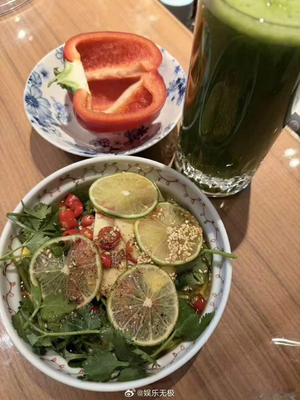 #姚琛用上了关晓彤同款蘸料# 关晓彤的蘸料真的是减脂神器！连姚琛都在披荆斩棘的舞台上用上了。看着他们这样真诚的互动，感觉明星们私下里也是这么接地气，狠狠圈粉了。 ​