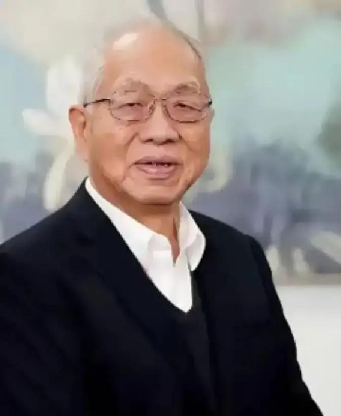 遮羞布终于被撕开了，美籍华裔数学家丘成桐曾直言：中国的数学水平落后美国足足80多年，大致相当于美国上世纪40年代的水准。
刘宇把这篇报道打印出来，用红笔划出那句话，贴在了自己研究生工位的隔板上。每天一抬头就能看见。同实验室的人经过，有的嗤笑一声，有的摇摇头，没人当真。除了他自己。
他的导师是国内组合