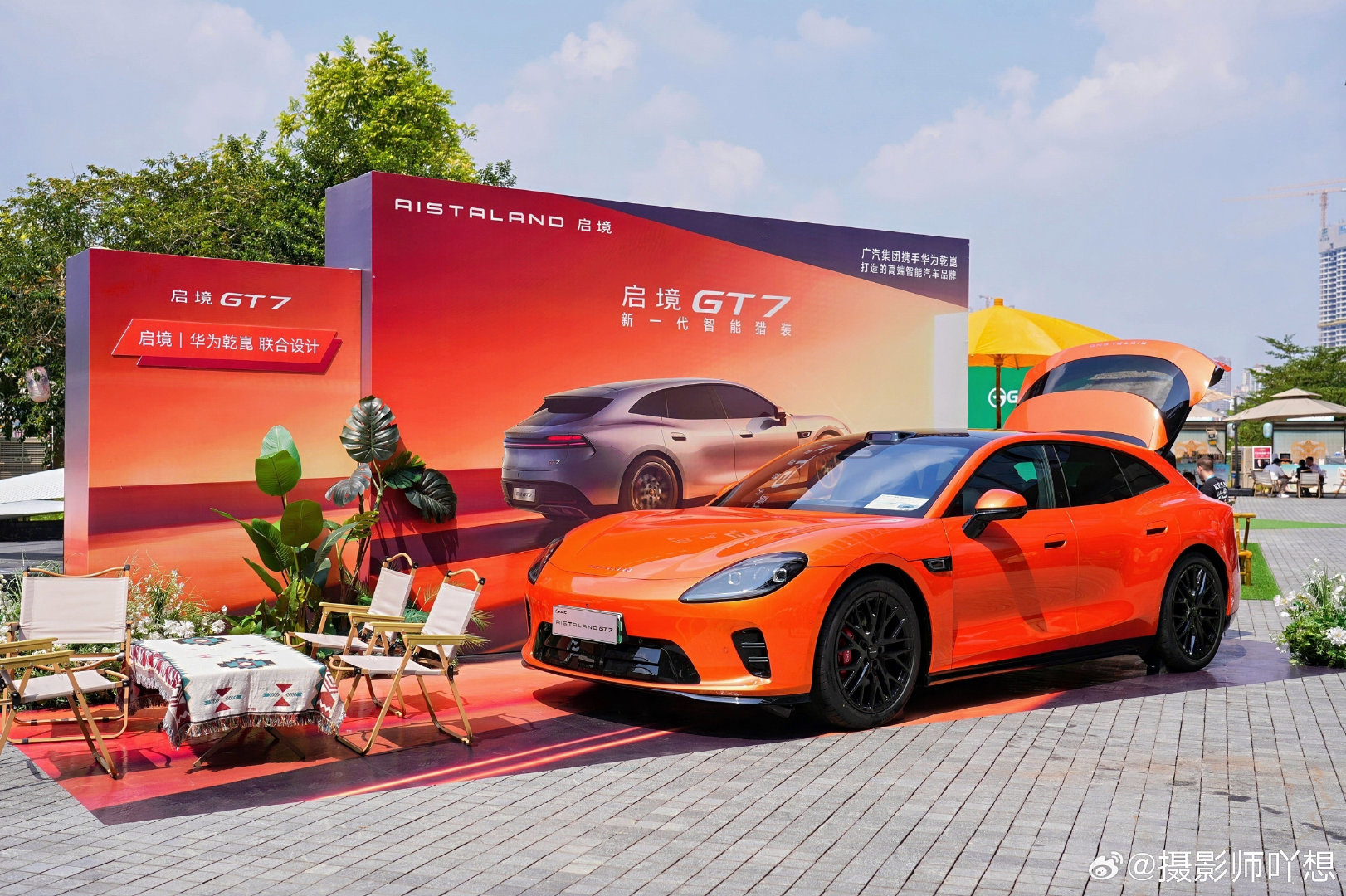 启境双车GX7和GT7亮相广交会，向世界展示中国下一代智能汽车。
启境这个品牌很多人很陌生，但是实力很强。2025年3月才成立，造车实力却不低，是广汽负责整车设计制造，华为提供全栈智驾方案，属于强强联合之下的一个新能源汽车品牌。#启境GT7# ​