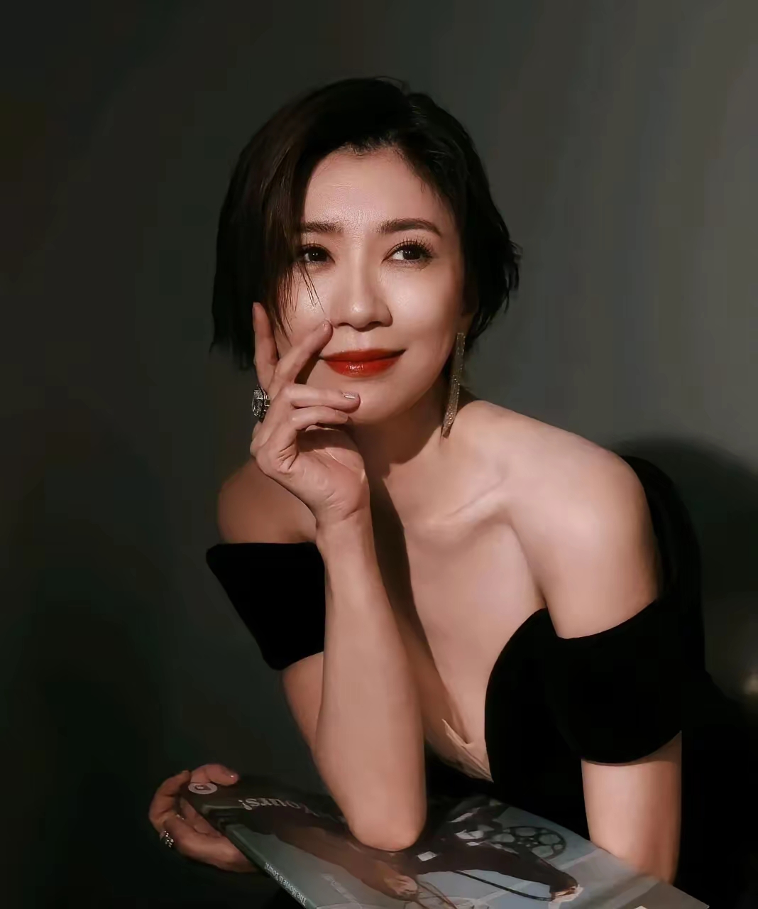 贾静雯
气质优雅
小巧精致