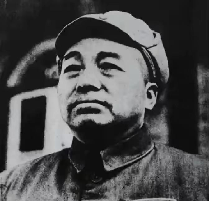 1965年彭德怀坚决不愿复出，亲笔写信向毛主席表明态度，毛主席回应：你要不要马上来见我？
 
1965年，已经67岁的彭德怀住在北京海淀区挂甲屯的吴家花园。和战场上那个指挥千军万马的彭大将军相比，此时的他更像一位普通老人，种菜、读书、干农活，日子过得安静而简单。
 
谁能想到，这份安静很快就要被打破