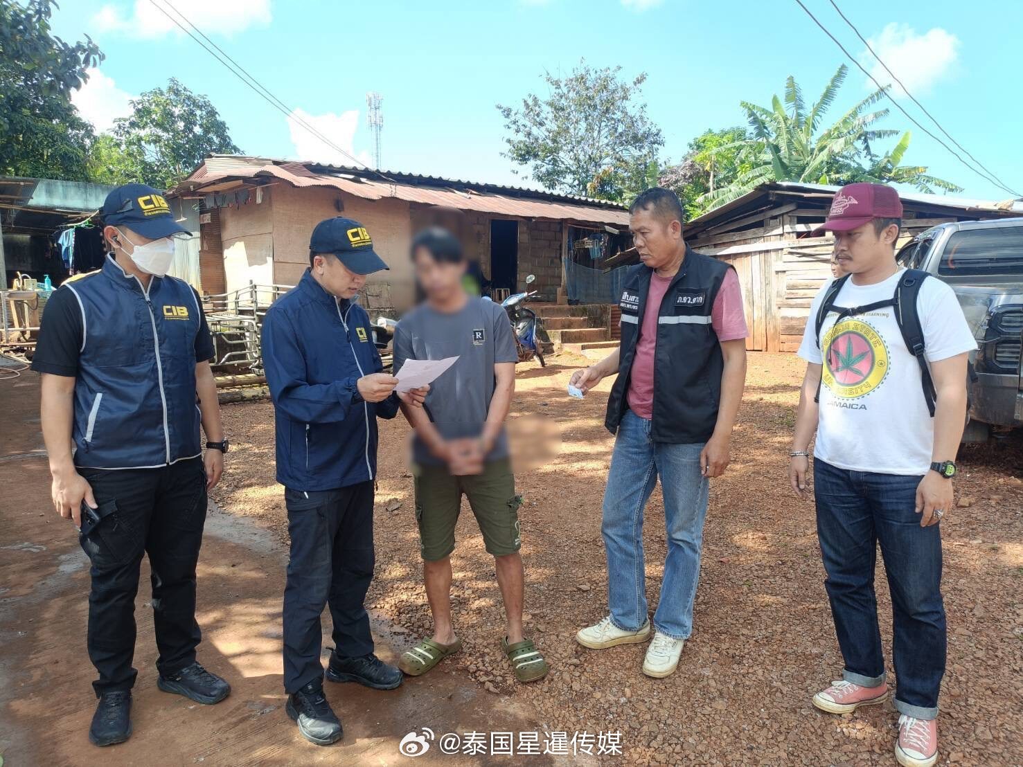 #泰国星暹新闻# 【泰国警方再破一案：三名中国公民求职遭诱骗拘禁后获救 一嫌犯落网】

10月11日，泰国中央调查局下属犯罪打击处联合达府朴柏县警局，在达府朴柏县第9村一处民宅前逮捕了一名涉嫌参与拘禁及非法运输中国公民的泰国籍嫌疑人素里亚（30岁）。此前，湄索法院已于10月1日对其签发逮捕令，指 ​
