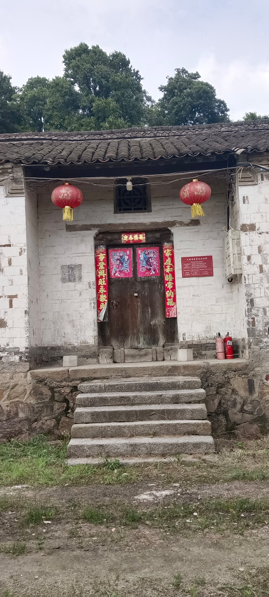 斑驳剥落的白砖墙，青灰古瓦层层叠叠，石阶被岁月磨得温润光滑，几步台阶...