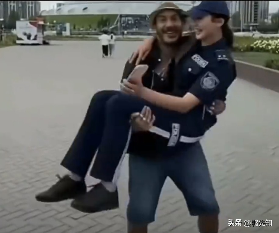 9月13日，埃及博主哈加戈维奇凑上两名执勤女警，拉手、转圈、把一人公主抱起来拍进视频。视频一传开，阿斯塔纳警方没犹豫：两名女警“在岗期间违背职业伦理、损害警方形象、违反勤务纪律”——正式开除。

哈萨克斯坦把旅游警察也当护法勤务人员管，穿制服=国家权力在场，不是“和蔼可亲的拍照道具”。

在岗时配合