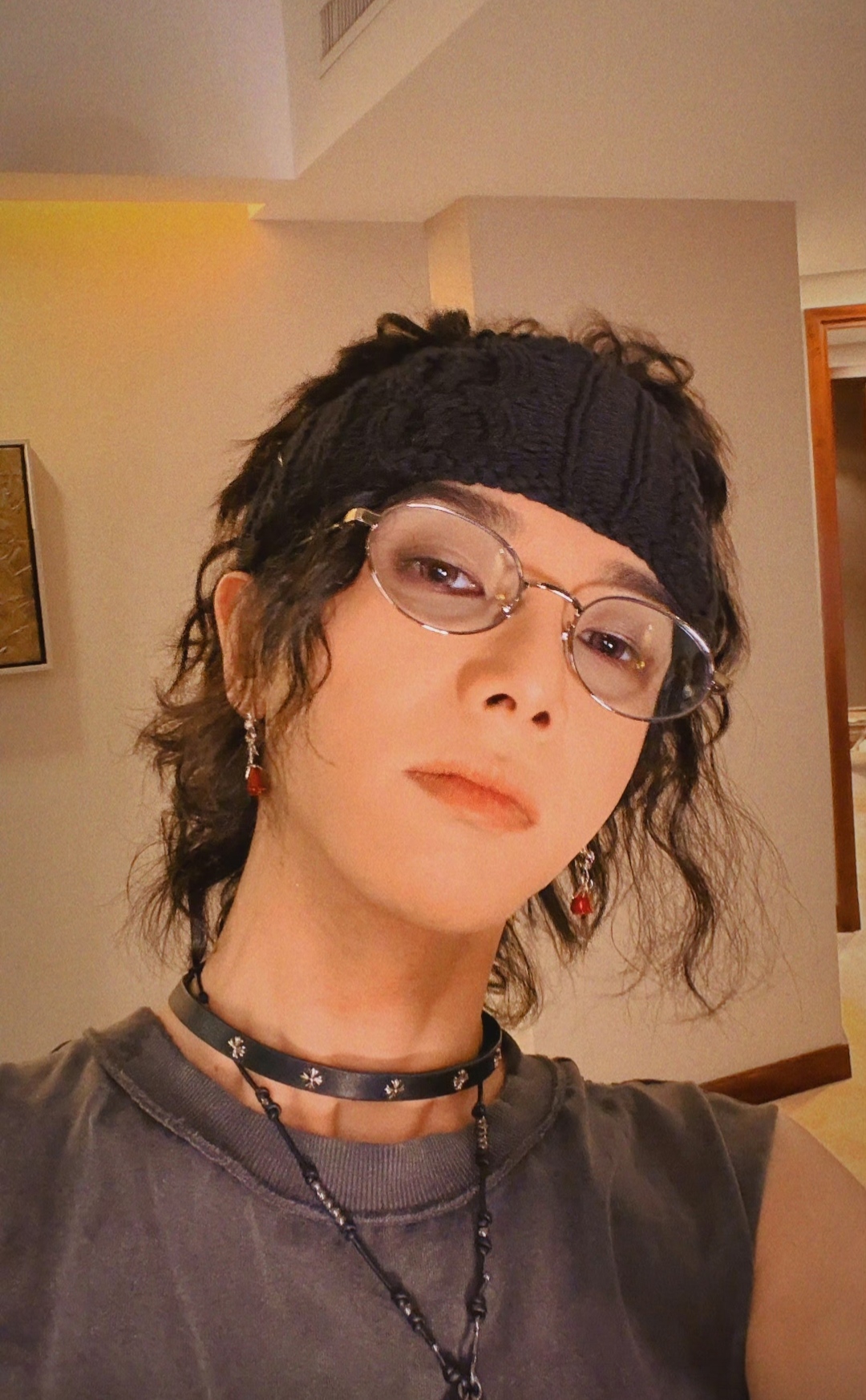 万万没想到
华晨宇呀华晨宇
一张照片也能引发风波，
舆论的想象力竟然能丰富到这种程度。
一张舞台花絮的抓拍，瞬间被解读成“深夜失眠”“状态疲惫”，这想象力不去写小说可惜了。搁谁谁不急？
艺人稍微有点风吹草动就被架上审判台放大镜，这生态真的健康吗？说白了，部分网友就是看热闹不嫌事大，捕风捉影已成流量密