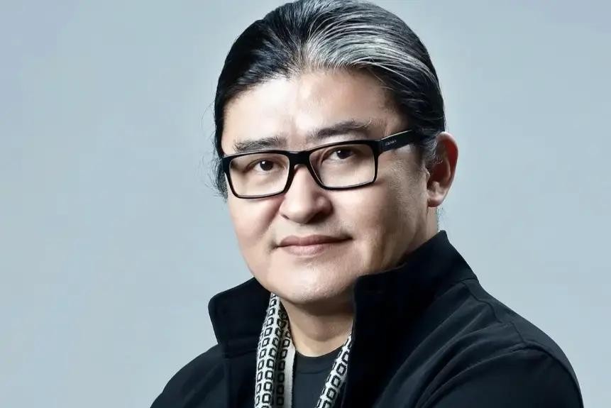 63岁刘欢上海病逝仅5天，妻子卢璐紧急朋友圈辟谣：网上临终传闻和后事照片全是假的，请大家别再转了，让老公安安静静走
对外经济贸易大学9月26日发布讣告，确认刘欢于2026年9月25日上午9时52分在上海病逝，享年63岁，遵照生前遗愿丧事从简，不举行遗体告别仪式和追悼会
然而讣告发布不到三天，短视频账