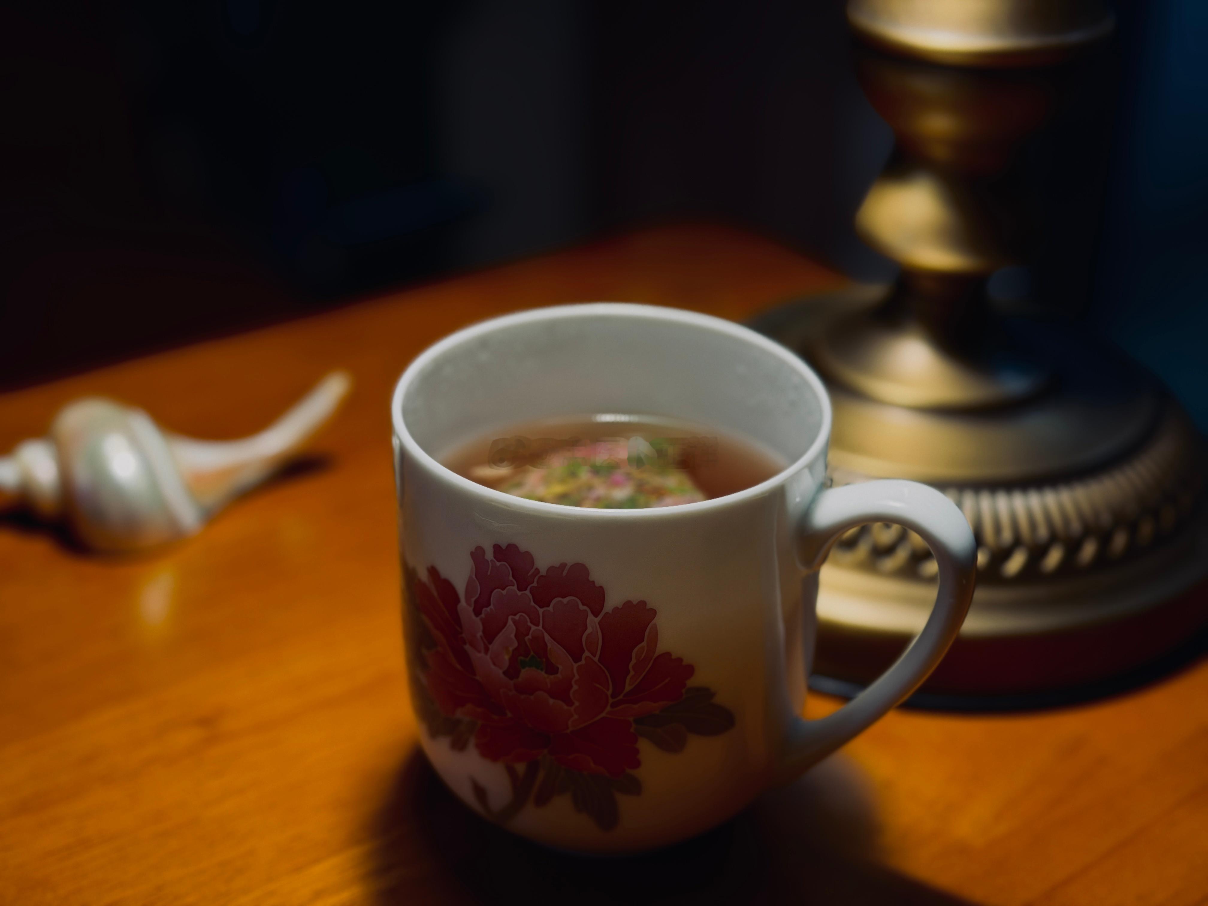 深夜书房，几年前，总觉得以后有的是机会读自己想读的书，现在则遗憾从前对于时光的挥霍。明日不上班，今夜多看些吧。 ​​​