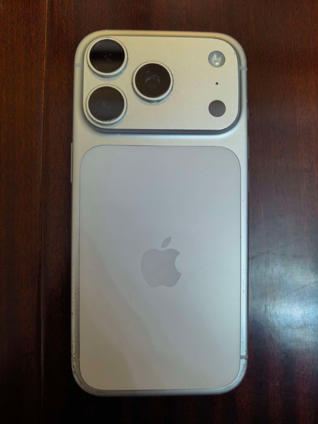 #iPhone18Pro 配色#

抛开颜色不谈，哪位好心人指点我一下图一17pro和图二18pro如何辨别？[摊手] ​