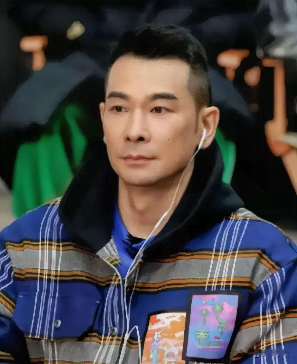 当年那些笑赵文卓“有10套房”的人，现在脸疼吗？

说真的，当年赵文卓和甄子丹那事儿闹得满城风雨，他接受采访甩出一句：“我在北京有10套房。”那时候网上全是嘲讽，说这武夫真土，吵架都拿房子吹牛。

但我现在回头看，才发现这哥们儿是真清醒。

你想想，那可是九十年代啊。他刚拍戏赚到钱，没去挥霍，没去搞