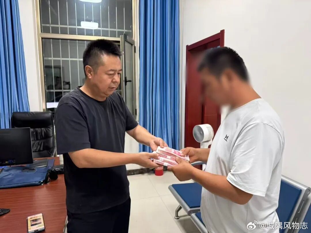 #网络文明陇风清##甘肃身边事##兰州身边事# 兰州西固公安深夜追踪拦截涉诈资金3.5万元

8月25日21时许，兰州市公安局西固分局电信网络犯罪侦查大队接到上级公安机关反诈预警指令：辖区一名群众疑似正在遭遇电信网络诈骗，已携带大额现金乘坐网约车前往西固区达川镇，准备向诈骗分子交付现金。
接预警指 ​