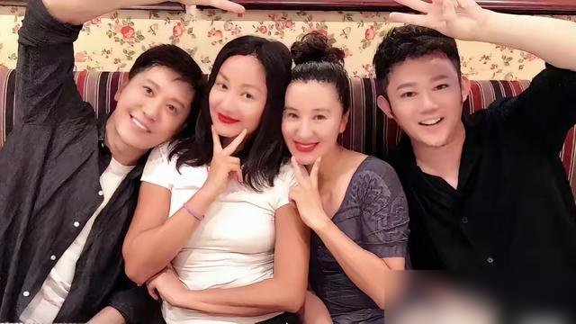 一张旧照，评论区直接吵翻了。都在问右一那个肌肉线条炸裂的帅哥是谁，左三那个大长腿女神又是谁。
有人眼尖，这不毛宁吗？那胳膊，那状态，跟吃了防腐剂似的。旁边瞿颖，腿还是那么长，气场照样压人一头。
别光看脸。这俩人今年四月还在国家网球中心红土花园同框。瞿颖自己搞了个“抡抡杯”明星网球赛，毛宁、朱丹、