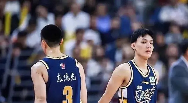 广东男篮传来三个重磅消息！意甲冠军主帅空降！徐杰如虎添翼

第一个消息，广东和龙狮商量一致决定解除租借合同放徐昕去海外冲击NCAA高水平联赛。赴美征战NCAA意味着更高水平的竞争和更系统的训练环境，对于他长远发展无疑是积极一步。

第二，网传广东大外援人选有望敲定，此人便是土耳其中锋厄梅尔· ​