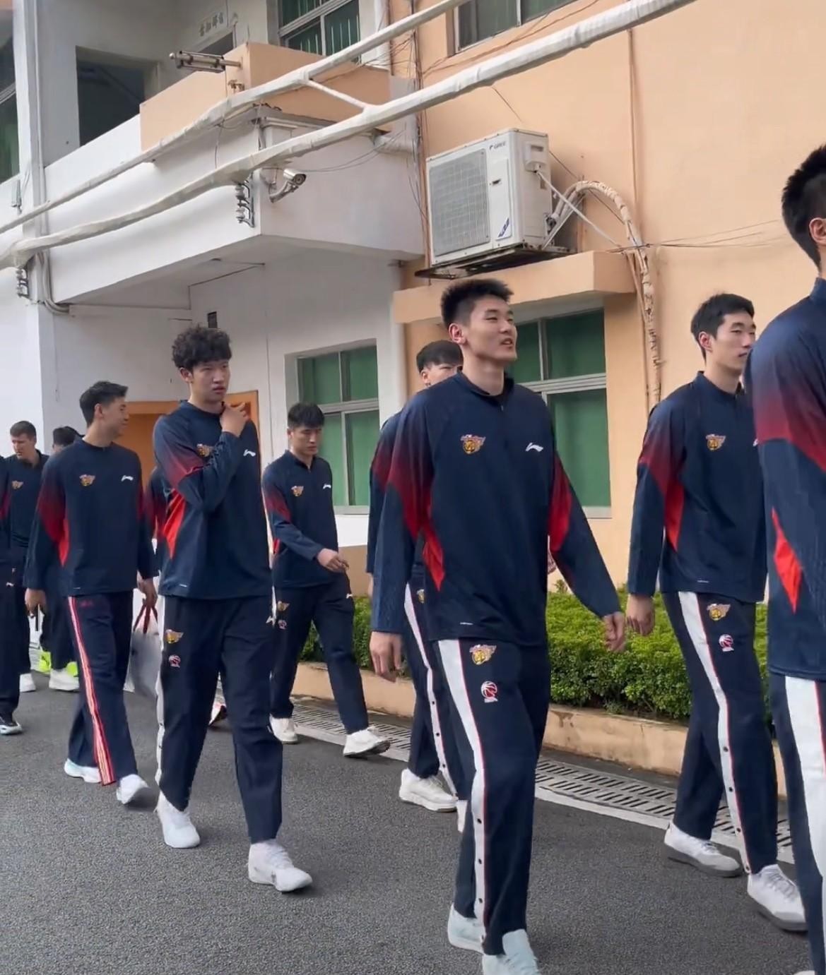 广东宏远新赛季这份名单一亮出来，火药味就藏不住了。二十来号人挤在一条线上，位置就那么几个，谁走谁留早就有答案。
外援一口气补了两个，内线也换了新面孔。俱乐部摆明了要冲成绩，年轻人的试错空间被压到最小，这没什么好遮掩的。
黄明依被推上风口浪尖，说他新赛季彻底无缘轮转阵容。这话听着刺耳，可一支争冠球队确