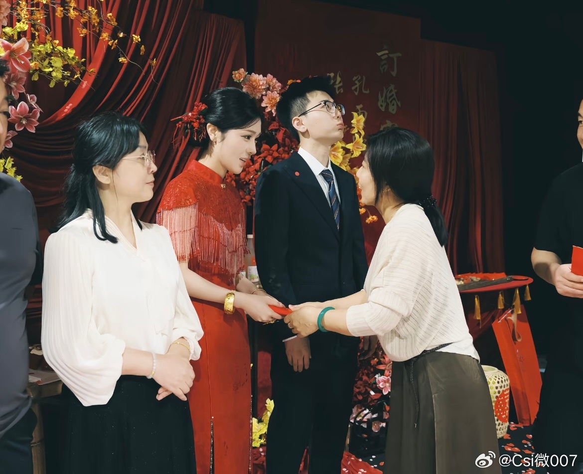 #z磊[超话]# 看见这张图的时候百感交集。磊初二就不上学了，之后的日子全靠自己，没向家里伸手要过一分钱。订婚彩礼也是他自己出的 感觉现在很少有人能自己出彩礼、出这个出那个，不跟家里要钱。
  说实话 妈妈从山西赶来江苏是我没想到的，我感觉磊子也没想到妈妈会来。给欣欣红包的时候，他仰头望着 ​