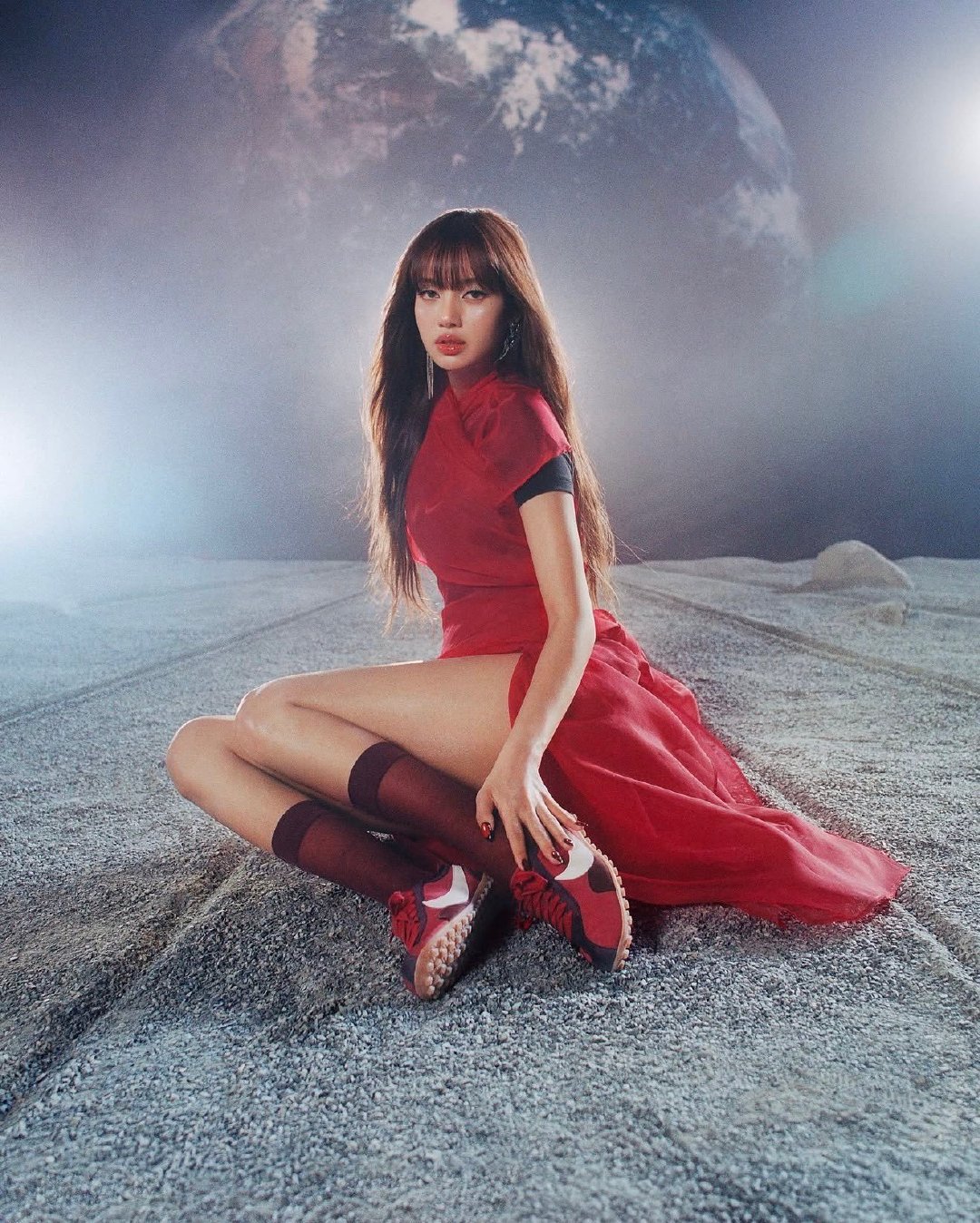 #LISA[超话]#  🌙 #LISA NIKE全球合作伙伴# 

260930 LISA X NIKE MOON SHOE 相关图片丨啊啊啊啊

🟠日区CD
🔴新专预存教程 ​